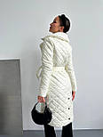 Жіноче зимове стьобане пальто куртка довге з еко-хутром і поясом — чорне, біле, бежеве, фото 6
