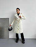 Жіноче зимове стьобане пальто куртка довге з еко-хутром і поясом — чорне, біле, бежеве, фото 9