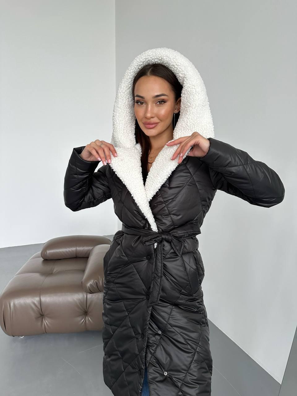 Довге жіноче зимове стьобане пальто куртка з капюшоном і еко-хутром — чорне, біле, бежеве, фото 1