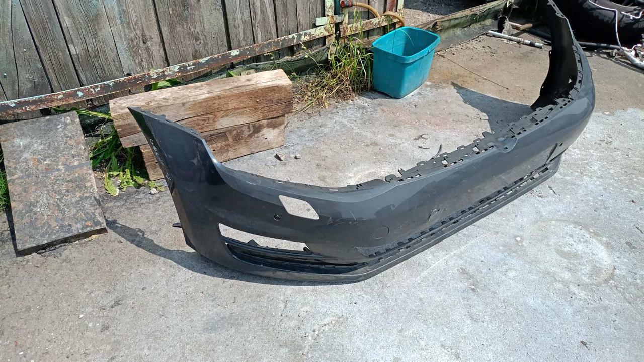 Вітаю зацікавлених на авто розборці Чемпіон !!!<br />
 Предметом оголошення є&nbsp;Бампер Передній Volkswagen Golf VII 2012-2017 5G0807221BN 5G0807217BNGRU<br />
 Фактичний стан на фото. Має дефект на фото видно! Гарантія 14 днів на встановлення та перевірку<br />
 Висилаємо по всій Україні по передоплаті на транспортні витрати!<br />
 Наявність та асортимент на складі постійно змінюються.<br />
 Точні деталі уточняйте по телефону +380973363743 — фото 4