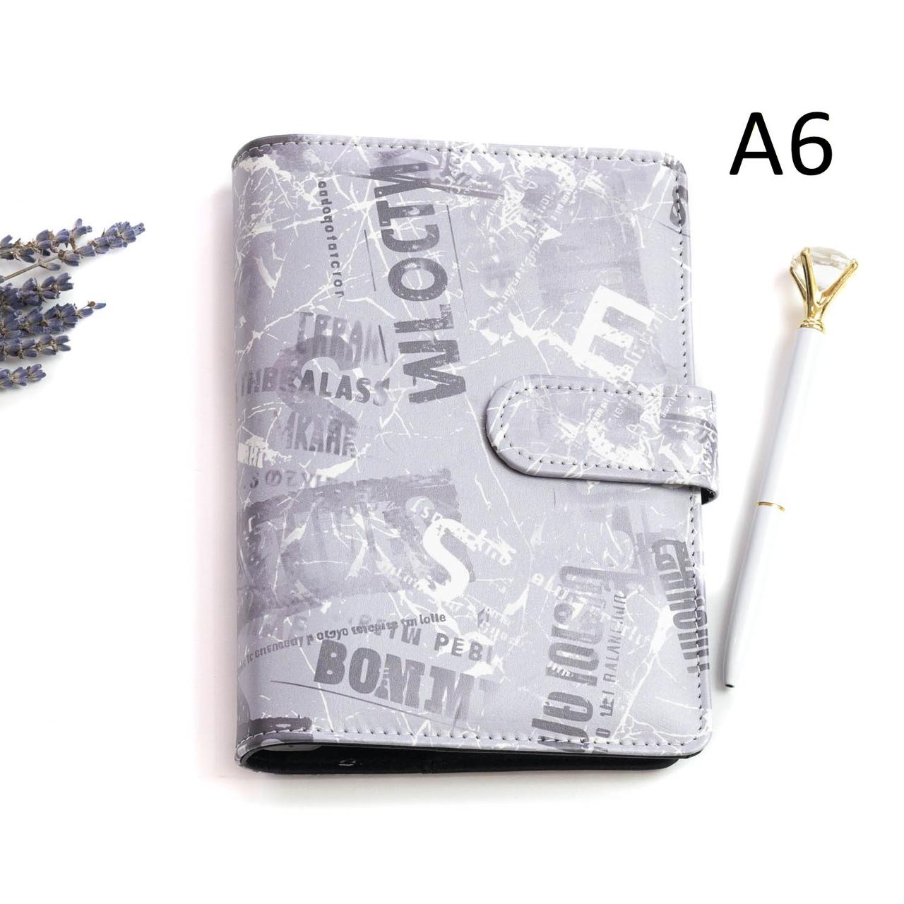 Блокнот на кільцях із шкірзамінника А6 діаметр кілець 20мм Сірий з принтом написи BSH092, фото 1