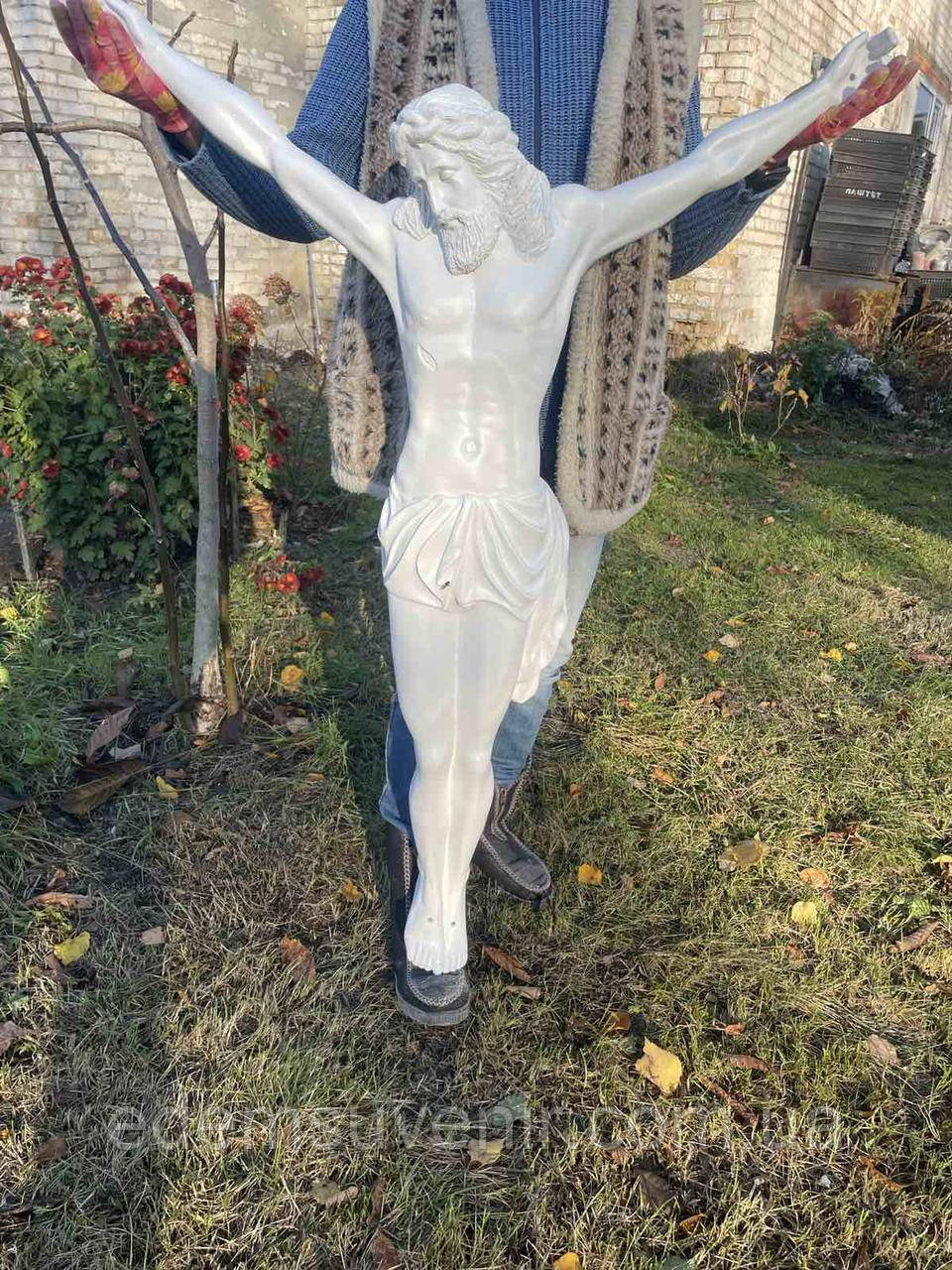 Розп’яття Христа (130×90 см) — велика фігура Спасителя з полістоуну, білий колір