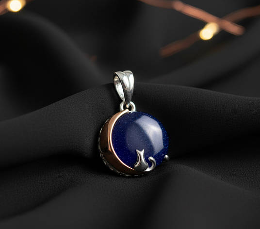 Срібна підвіска місячна кішка на місяці з золотою вставкою та темно -синім авантюрином (Каїрська ніч) Дарій 089Kul, фото 1