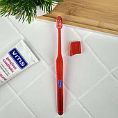 Зубна щітка VITIS Gingival, червона — для чутливих ясен, м’яка, делікатна очистка, Іспанія