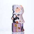 Новорічна фігурка з підсвіткою Дівчинка з пінгвіном із фарфору 9×10×19 (см) новорічний декор для дому, квартири на подарунок, фото 2