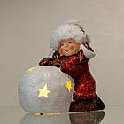Новорічна фігурка з підсвіткою Дівчинка зі сніговою кулею з фарфори 12×7×12 (см) новорічний декор для дому на подарунок Червоний, фото 2