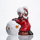 Новорічна фігурка з підсвіткою Дівчинка зі сніговою кулею з фарфори 12×7×12 (см) новорічний декор для дому на подарунок Червоний, фото 3