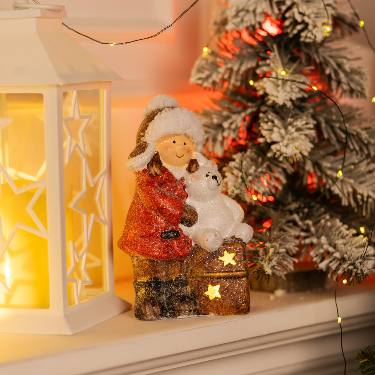 Новорічна декоративна фігурка з підсвіткою 12×6×20 см Новорічний декор Дівчинка з подарунком з порцеляни CR-5-17, фото 1