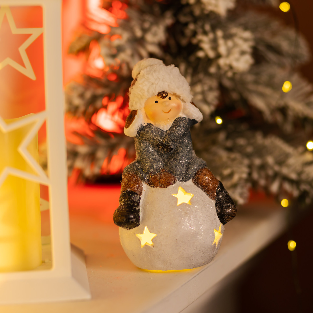 Новорічна декоративна фігурка з підсвіткою 10×8.5×16 см Новорічний декор Дитина на сніговій кулі з порцеляни CR-5-20, фото 1