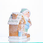 Новорічна декоративна фігурка з підсвіткою 15×8×16 см Новорічний декор Дитина з будиночком з порцеляни CR-6-3, фото 3