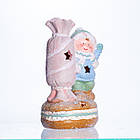 Новорічна декоративна фігурка з підсвіткою 12.5×9×21 см Новорічний декор Дитина з цукеркою з порцеляни CR-6-11, фото 3