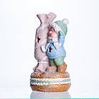 Новорічна декоративна фігурка з підсвіткою 12.5×9×21 см Новорічний декор Дитина з цукеркою з порцеляни CR-6-11, фото 4