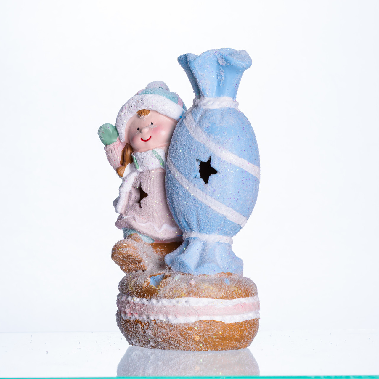 Новорічна декоративна фігурка з підсвіткою 12×9×20.5 см Новорічний декор Дитина з цукеркою з порцеляни CR-6-12, фото 1