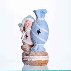 Новорічна декоративна фігурка з підсвіткою 12×9×20.5 см Новорічний декор Дитина з цукеркою з порцеляни CR-6-12