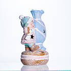 Новорічна декоративна фігурка з підсвіткою 12×9×20.5 см Новорічний декор Дитина з цукеркою з порцеляни CR-6-12, фото 2