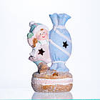 Новорічна декоративна фігурка з підсвіткою 12×9×20.5 см Новорічний декор Дитина з цукеркою з порцеляни CR-6-12, фото 4