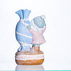 Новорічна декоративна фігурка з підсвіткою 12×9×20.5 см Новорічний декор Дитина з цукеркою з порцеляни CR-6-12, фото 5