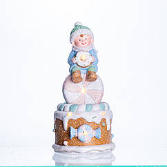 Новорічна декоративна фігурка з підсвіткою 10.5×10.5×20.5 см Новорічний декор Дитина на "солодкій башті" з порцеляни CR-6-14