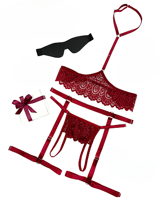 Бокс із чотирьох елементів: маска, чокер з поєднанням мережива під грудьми, трусики з відкритим доступом та пояс з гартерами