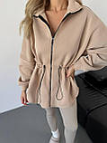 Бежева жіноча тепла оверсайз толстовка/кофта на флісі з регульованою талією, фото 4