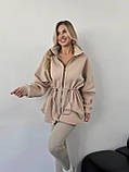 Бежева жіноча тепла оверсайз толстовка/кофта на флісі з регульованою талією, фото 6