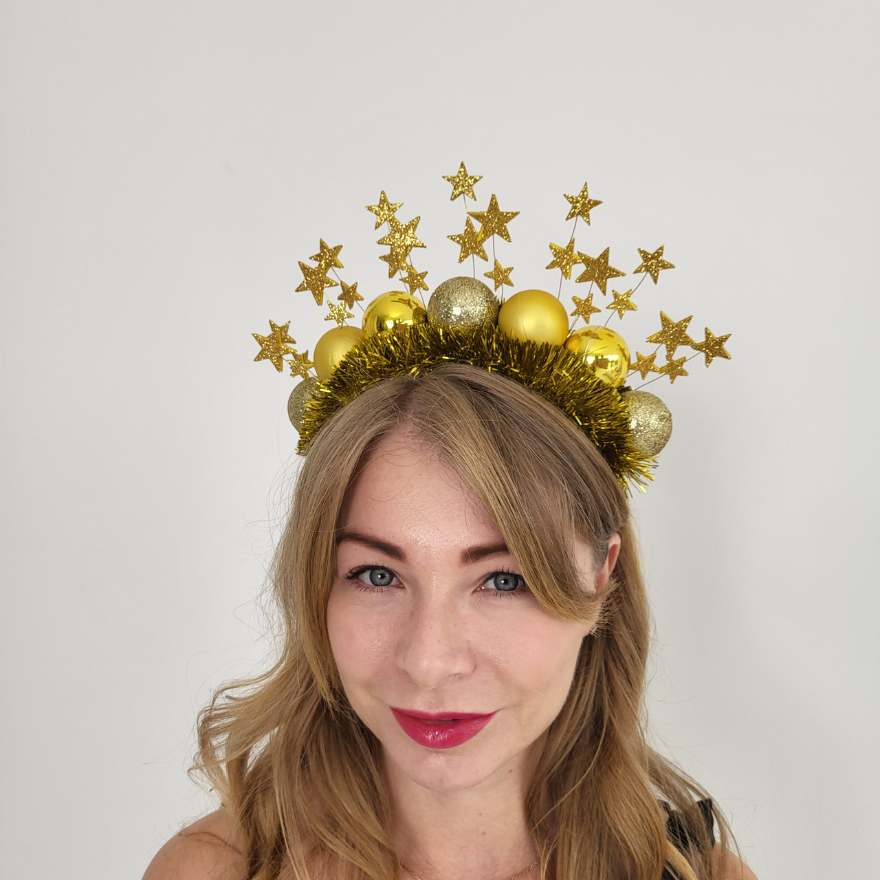 Золота новорічна корона з кульками, зірками та мішурою — святковий обруч для дорослих, фото 1