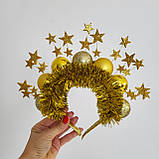 Золота новорічна корона з кульками, зірками та мішурою — святковий обруч для дорослих, фото 4
