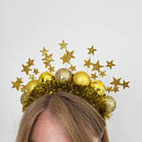Золота новорічна корона з кульками, зірками та мішурою — святковий обруч для дорослих, фото 3