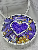 Солодкий подарунковий набір у круглій коробці з цукерками Milka та трояндами