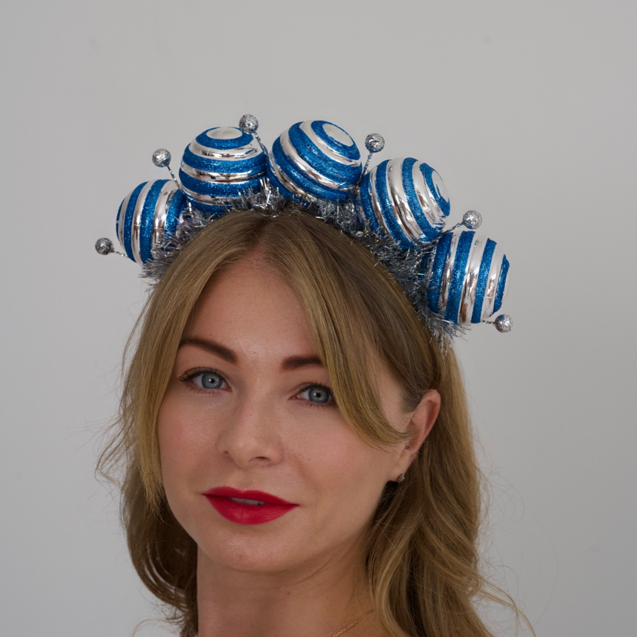 Новорічний обруч-корона із срібно-блакитних кульок та срібної мішури | Святковий аксесуар для дорослих, фото 1