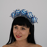 Новорічний обруч-корона із срібно-блакитних кульок та срібної мішури | Святковий аксесуар для дорослих, фото 4