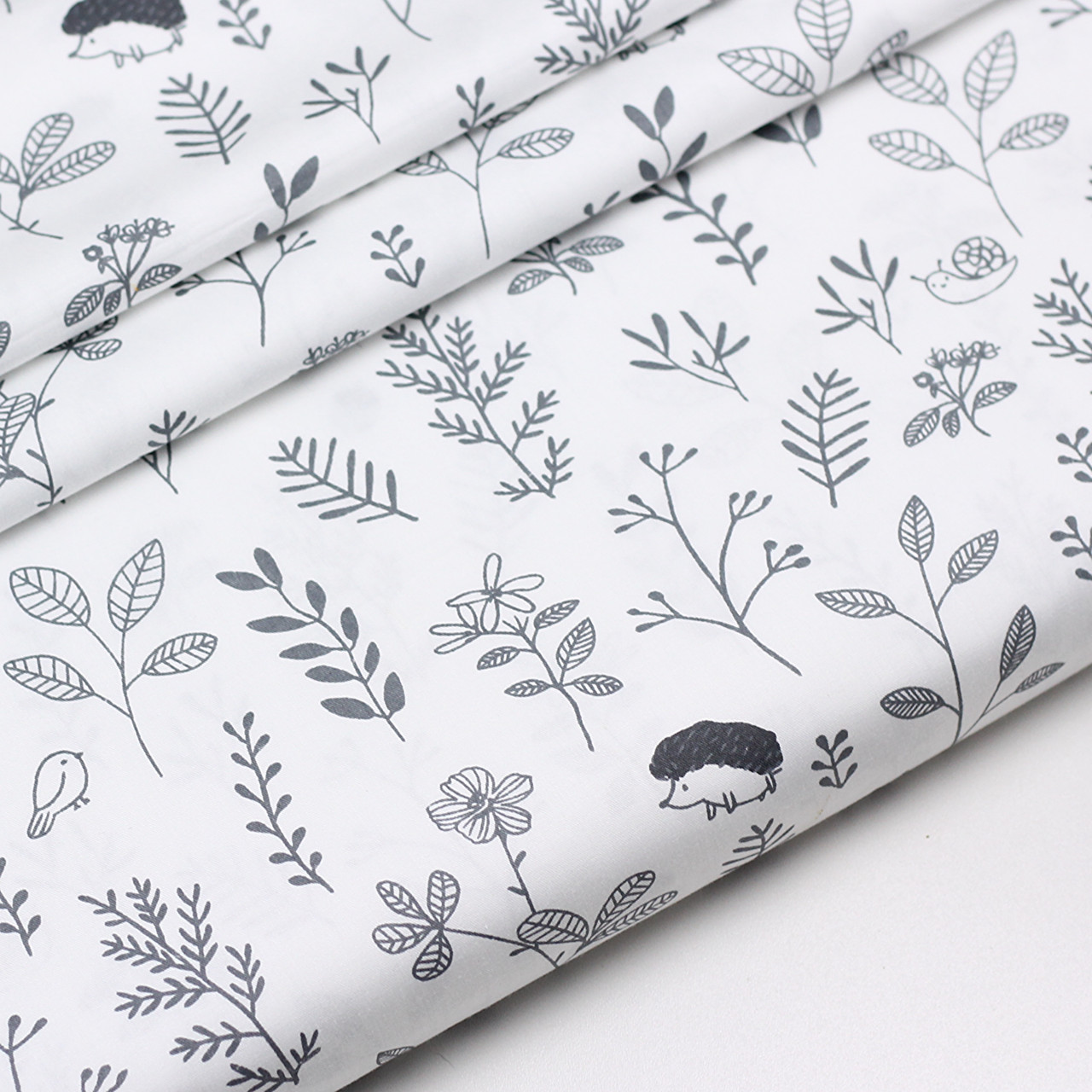 Сатин "Контурні гілочки і листочки з їжачками" на білому тлі No SK-160-073, фото 1