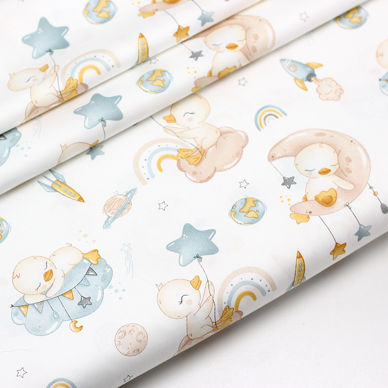 Сатин "Маленькі гусенята на хмаринках та місяцях з ракетами та зірками" на білому тлі No SK-160-074, фото 1