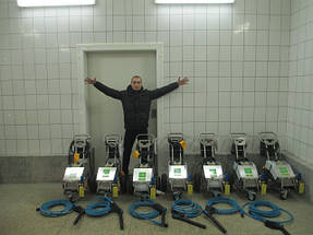 Аппараты профи кх 4055 выполнены из нержавеющей стали и предназначены для работы в агрессивных средах. Аппарат укомплектован фильтром для воды и удобными пневматическими колесами. В аппарате есть канистра для моющего средства. 