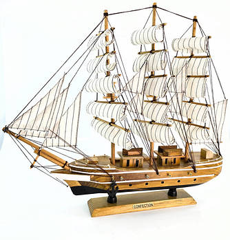 Моделі та статуетки вітрильників (на підставці, у пляшці)