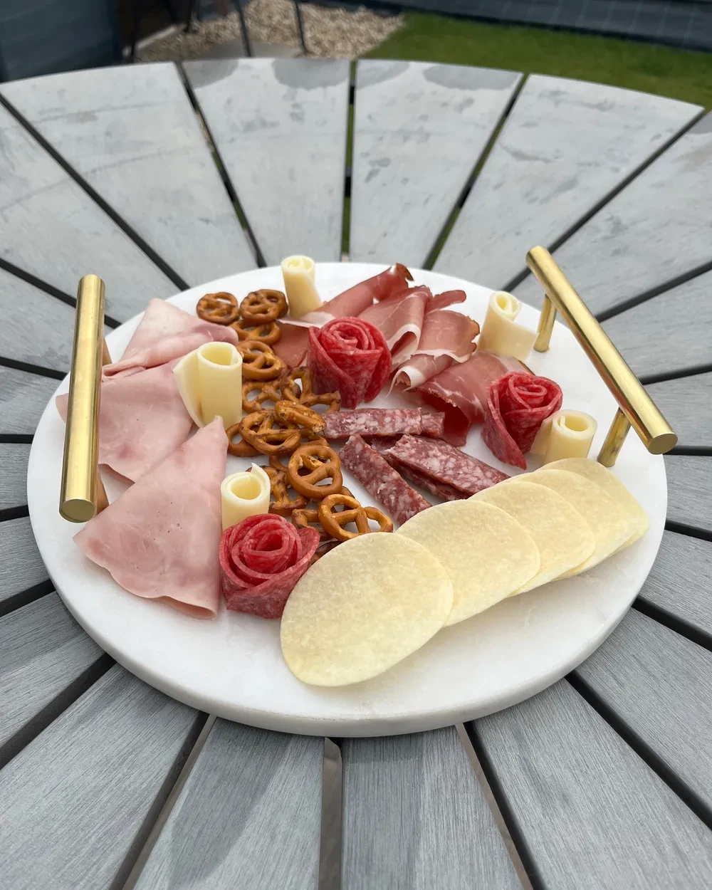 Таця для сервірування з натурального білого мармуру зі золотими ручками