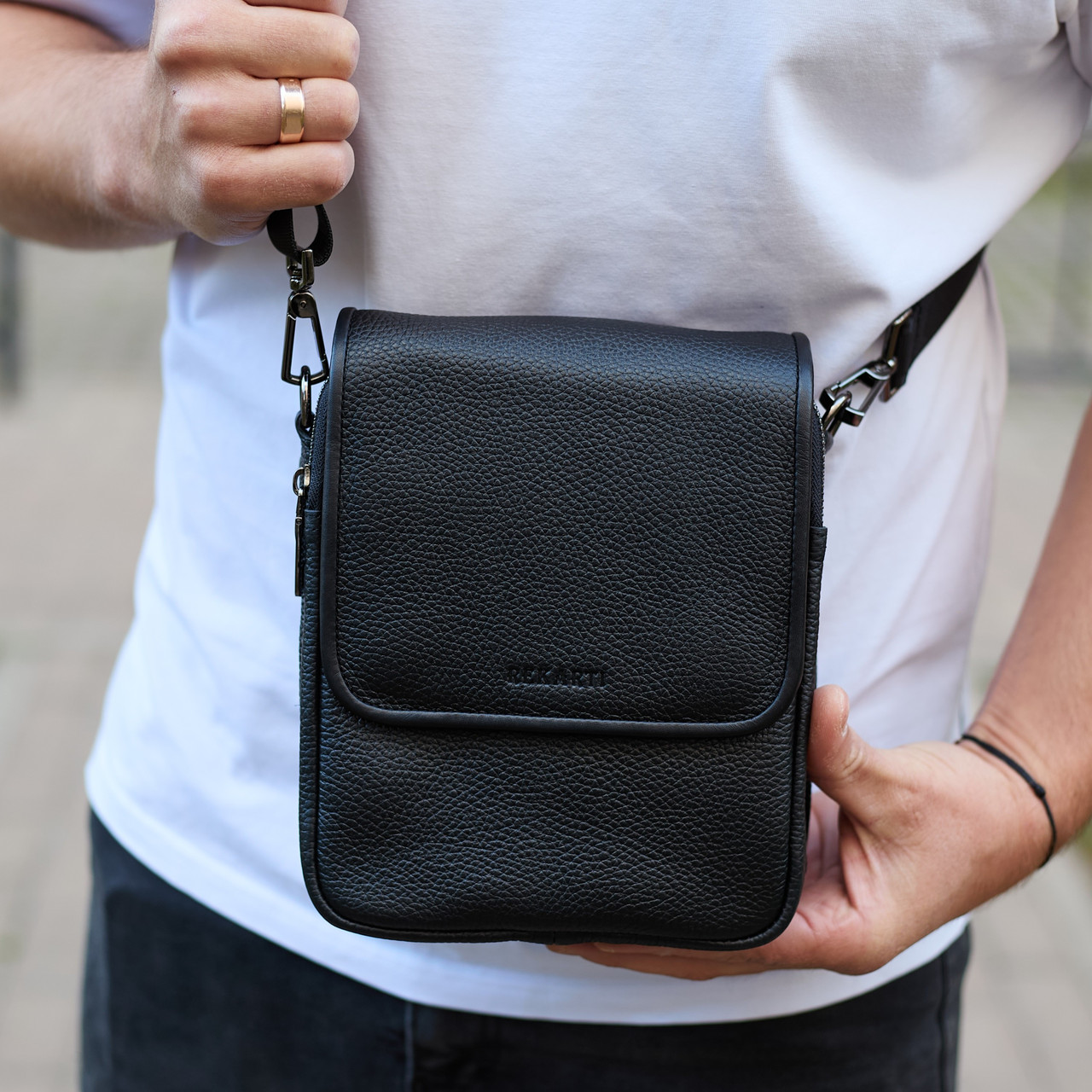 Чоловіча сумка барсетка на одне плече 17.5х22х6 , нагрудний месенджер для телефону, чорний, фото 1