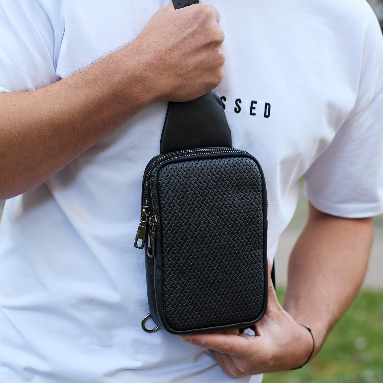 Чоловіча сумка-слінг через плече 13х20х5, бананка нагрудна з візерунком для телефону, чорна, фото 1