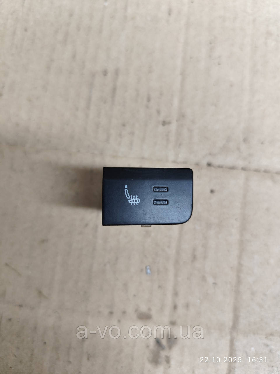 Кнопка обігрівання сидіння права VW Polo 6r0963564a, фото 1