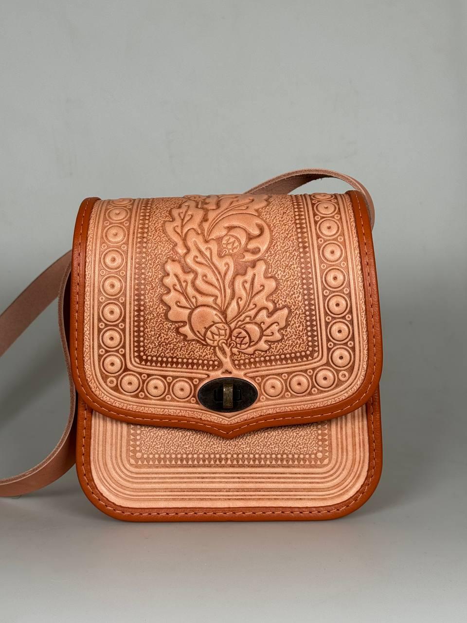 Жіноча шкіряна сумка ручної роботи з тисненим орнаментом «Дубок», пудрова сумка з натуральної шкіри, 20*21*8 см, фото 1