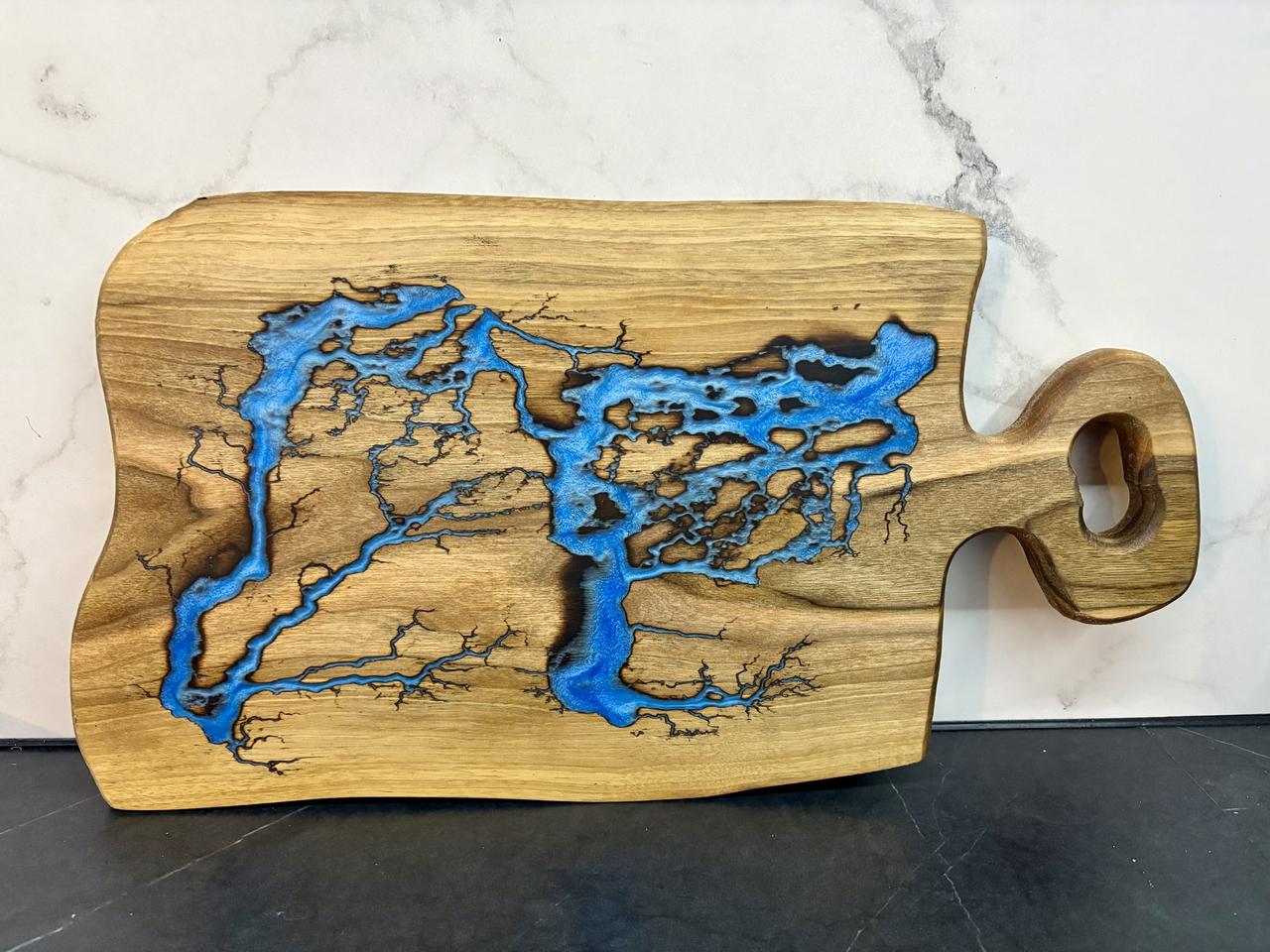 Дерев’яна дошка для нарізання з епоксидною смолою 45х23, фото 1