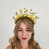 Золота новорічна корона з кульками, зірками та мішурою — святковий обруч для дорослих, фото 2
