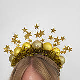 Золота новорічна корона з кульками, зірками та мішурою — святковий обруч для дорослих, фото 6