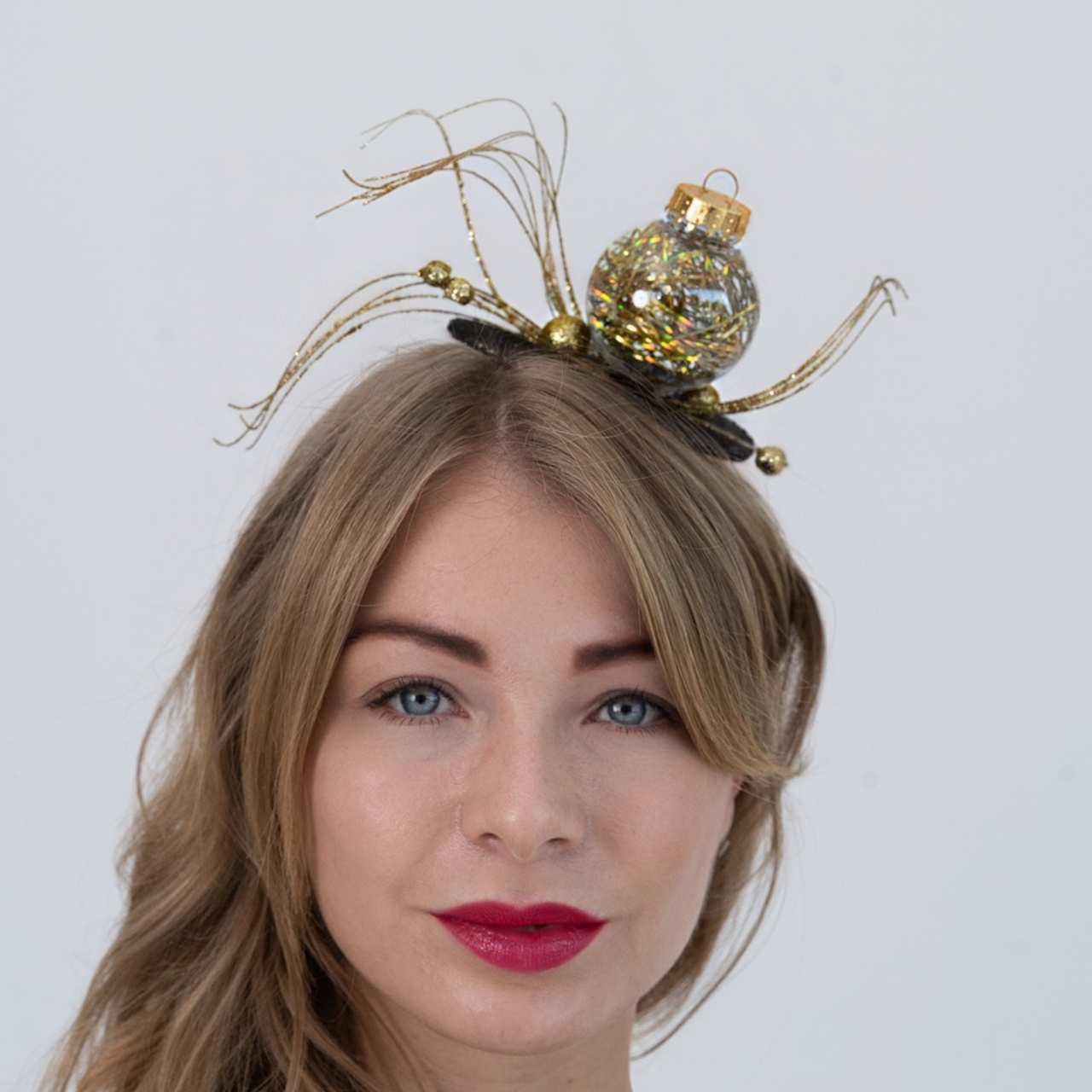 Елегантний новорічний обруч із золотою кулькою та золотими елементами — гламурний святковий аксесуар для дорослих, фото 1