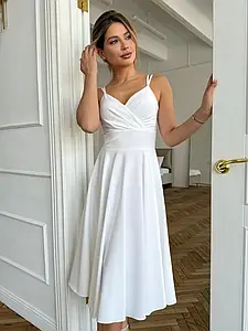 Неповторне вечірнє плаття з декольте на тонких бретелях, молочно-біле