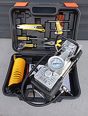 Автомобільний двопоршневий компресор із вбудованим ліхтарем, набором інструментів i ремкомплектому кейсі.85 л/хв.