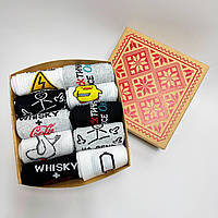 Подарунковий набір чоловічих шкарпеток на 10 пар 41-45 високі демісезонні з принтами в коробці