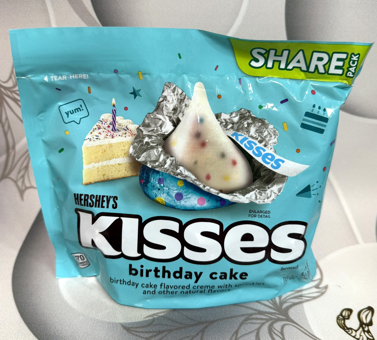Шоколадні цукерки Hershey's Kisses Святковий торт