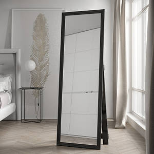 Підлогове дзеркало в чорній рамі