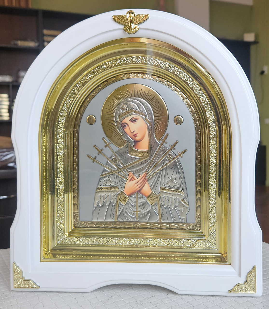 Ікона Пресвята Богородиця Семистрільна в білому дерев'яному арочному кіоті під склом з декор.куточками, кіот 28*25,сюжет 15*18., фото 1